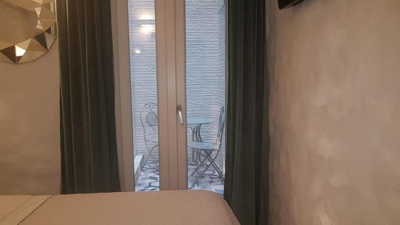 Room Del Giglio Bari Bagian luar foto