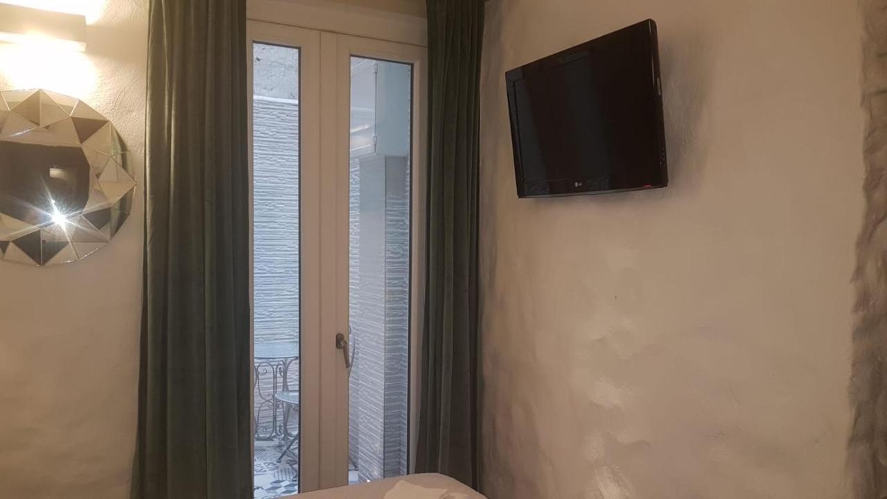 Room Del Giglio Bari Bagian luar foto
